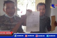 Korban curanmor di Desa Taddan, menunjukan tanda bukti lapor dari Polres Sampang.