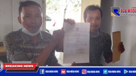 Korban curanmor di Desa Taddan, menunjukan tanda bukti lapor dari Polres Sampang.