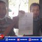 Korban curanmor di Desa Taddan, menunjukan tanda bukti lapor dari Polres Sampang.