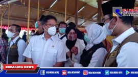 Tampak Gunernur Jawa Timur (Khofifah Indar Parawansah) dan Bupati Bangkalan (R. Abd. Latif) saat mendampingi Menteri Kesehatan (Budi Gunadi Sodikin). 