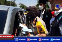 Kapolres Pelabuhan Tanjung Perak (AKBP Ganis Setyaningrum) membagikan masker kepada pengendara saat melintasi penyekatan di akses pintu masuk tol Suramadu.