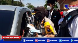 Kapolres Pelabuhan Tanjung Perak (AKBP Ganis Setyaningrum) membagikan masker kepada pengendara saat melintasi penyekatan di akses pintu masuk tol Suramadu.