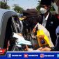 Kapolres Pelabuhan Tanjung Perak (AKBP Ganis Setyaningrum) membagikan masker kepada pengendara saat melintasi penyekatan di akses pintu masuk tol Suramadu.