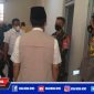 Tampak Rektor UTM mendampingi Bupati dan Forkopimda Bangkalan saat mengecek ruangan alternatif isolasi  OTG Covid-19.