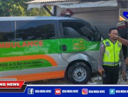 Ambulance RSUD Sumenep Hantam Toko di Sampang