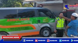 Tampak bagian depan Ambulace ringsek akibat tabrak toko elektronik milik warga Sampang.