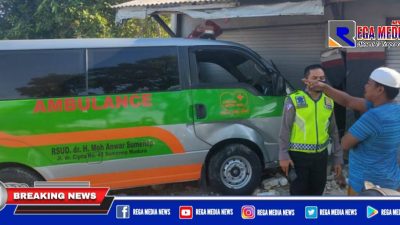 Ambulance RSUD Sumenep Hantam Toko di Sampang