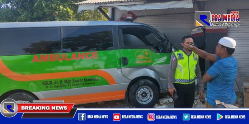 Tampak bagian depan Ambulace ringsek akibat tabrak toko elektronik milik warga Sampang.