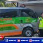 Tampak bagian depan Ambulace ringsek akibat tabrak toko elektronik milik warga Sampang.