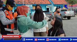 Petugas kesehatan saat melakukan rapid test antigen terhadap sejumlah penumpang yang berada di Terminal Trunojoyo Sampang.