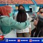 Petugas kesehatan saat melakukan rapid test antigen terhadap sejumlah penumpang yang berada di Terminal Trunojoyo Sampang.