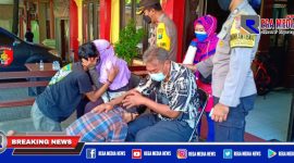 Tampak sejumlah pemuda tengah meringkuk dihadapan orang tuanya di Mapolsek Asemrowo, Surabaya.