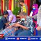 Tampak sejumlah pemuda tengah meringkuk dihadapan orang tuanya di Mapolsek Asemrowo, Surabaya.