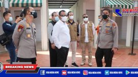 Forkopimda Jatim saat mengecek kesiapan ruang isolasi pasien Covid-19 di gedung asrama mahasiswa UTM.