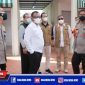 Forkopimda Jatim saat mengecek kesiapan ruang isolasi pasien Covid-19 di gedung asrama mahasiswa UTM.