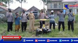 Kapolsubsektor Pangarengan (Ipda Sujiyono) didampingi anggotanya bersama sejumlah petani saat mencoba alat pertanian  hand traktor.