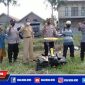 Kapolsubsektor Pangarengan (Ipda Sujiyono) didampingi anggotanya bersama sejumlah petani saat mencoba alat pertanian  hand traktor.