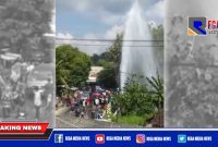 Tampak semburan air PDAM di Ketapang Sampang meluber tinggi dan menjadi tontonan warga.