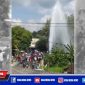 Tampak semburan air PDAM di Ketapang Sampang meluber tinggi dan menjadi tontonan warga.
