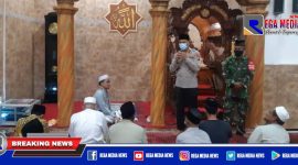 Kapolsubsektor Pangarengan (Ipda Sujiyono) saat memberikan imbauan tentang pencegahan Covid-19 dan tindakan kriminalitas, seusai sholat Jum'at beberapa hari lalu.
