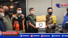 Brigade Bonek saat menerima bingkisan dari Kapolsek Mulyorejo (AKP Ardi Purboyo).