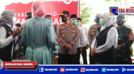 Gubernur Jawa Timur Khofifah Indar Parawansah saat meninjau langsung vaksinasi massal di Kabupaten Sampang Madura.