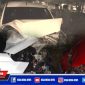Akibat kecelakaan di Jl. Raya Makboel, Sampang, bagian depan kedua mobil Honda Jazz dan Suzuki Ertiga tampak ringsek.