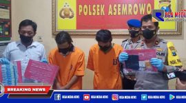 Kapolsek Asemrowo (Kompol Hari Kurniawan) menunjukkan barang bukti yang berhasil disita dari pelaku penyalahgunaan narkoba jenis sabu-sabu.