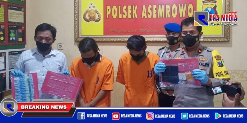 Kapolsek Asemrowo (Kompol Hari Kurniawan) menunjukkan barang bukti yang berhasil disita dari pelaku penyalahgunaan narkoba jenis sabu-sabu.