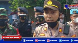 Kapolsek Ketapang (AKP Achmad Rachmatullah Dwi Nugroho) didampimgi personel BKO Brimob Mabes Polri saat diwawancara awak media.