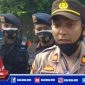 Kapolsek Ketapang (AKP Achmad Rachmatullah Dwi Nugroho) didampimgi personel BKO Brimob Mabes Polri saat diwawancara awak media.