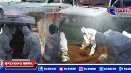 Tampak anggota PMI Sampang menggunakan APD lengkap saat pemulasaraan jenazah positif Covid-19.