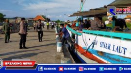 Petugas gabungan saat melakukan penyekatan di Pelabuhan Tangkok, Sampang.