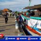 Petugas gabungan saat melakukan penyekatan di Pelabuhan Tangkok, Sampang.