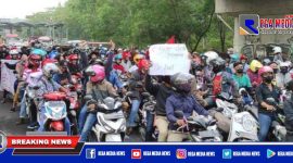 Ratusan masyarakat Madura tampak antusias melakukan aksi demo tujuan ke kantor Walikota Surabaya.