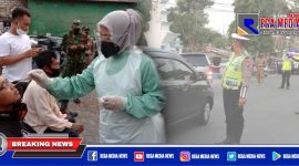 Tampak petugas Satlantas Polres Sampang melakukan penyekatan didepan GOR Indor dan nakes melakukan swab antigen.