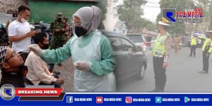 Pengendara Yang Melintas Didepan GOR Indor Sampang di Swab Antigen