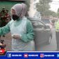 Tampak petugas Satlantas Polres Sampang melakukan penyekatan didepan GOR Indor dan nakes melakukan swab antigen.