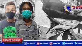 Dua tersangka pembobolan toko celana dan barang bukti kendaraan sepeda motor saat diamankan di Mapolsek Kenjeran, Surabaya.