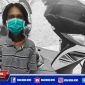 Dua tersangka pembobolan toko celana dan barang bukti kendaraan sepeda motor saat diamankan di Mapolsek Kenjeran, Surabaya.