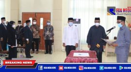Bupati Aceh Selatan (Tgk Amran) saat melantik sejumlah pejabat.