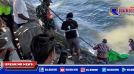 Petugas saat mengevakuasi mayat pria yang ditemukan terapung di peraiaran dekat jembatan Suramadu.