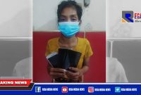 Tersangka SF dan barang bukti Hp hasil curiannya, diamankan di Mapolsek Kenjeran Surabaya.