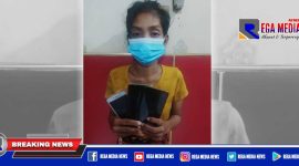 Tersangka SF dan barang bukti Hp hasil curiannya, diamankan di Mapolsek Kenjeran Surabaya.