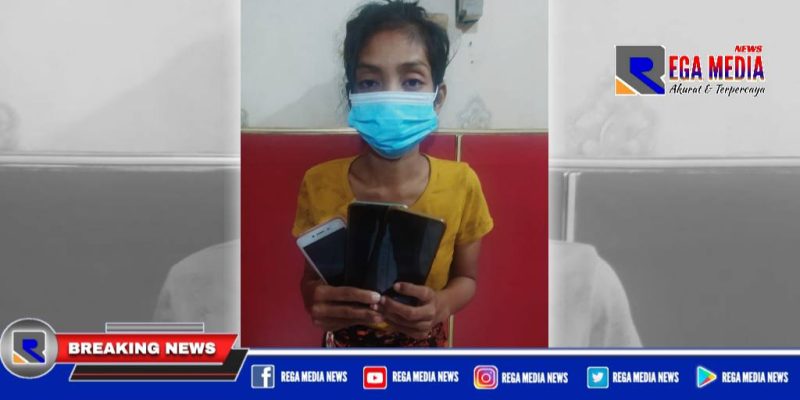 Tersangka SF dan barang bukti Hp hasil curiannya, diamankan di Mapolsek Kenjeran Surabaya.