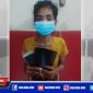 Tersangka SF dan barang bukti Hp hasil curiannya, diamankan di Mapolsek Kenjeran Surabaya.