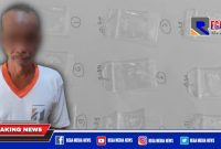Tersangka MK beserta barang bukti narkoba jenis sabu-sabu diamankan di Mapolsek Pabean Cantikan Surabaya.