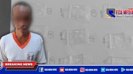Tersangka MK beserta barang bukti narkoba jenis sabu-sabu diamankan di Mapolsek Pabean Cantikan Surabaya.