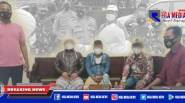 Dihadapan polisi, seorang kiai dan dua warga (tengah) Desa Madulang, Kecamatan Omben, Sampang, pembuat video ujaran kebencian, menyatakan permintaan maaf dan mengakui kesalahannya.