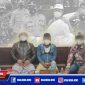 Dihadapan polisi, seorang kiai dan dua warga (tengah) Desa Madulang, Kecamatan Omben, Sampang, pembuat video ujaran kebencian, menyatakan permintaan maaf dan mengakui kesalahannya.